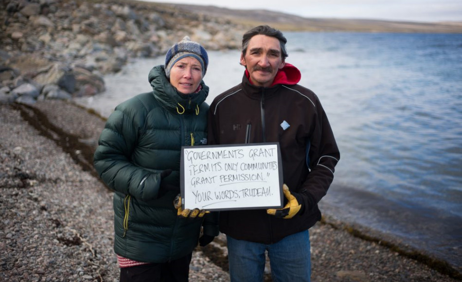 Emma Thompson und der ehemalige Bürgermeister von Clyde River, Jerry Natanine, machen auf einen Kommentar des kanadischen Premierministers, Justin Trudeau, aufmerksam, der sagte: “Die Regierung kann nur Lizenzen ausstellen. Die Gemeinden geben die Erlaubnis.“ Bild: Greenpeace