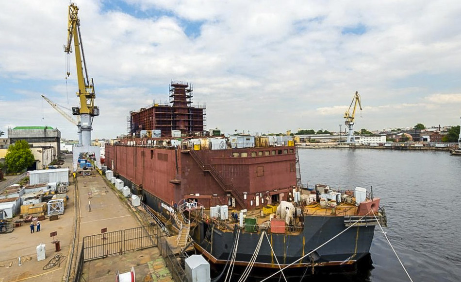 Die Akademik Lomonosov ist das erste schwimmende Kernkraftwerk der Welt. Hier ist sie an der Ostsee-Werft in Sankt Petersburg zu sehen. Die Ostsee-Werft hat den Bau des Kraftwerks übernommen. Das Kernkraftwerk soll bis Ende 2017 fertig gestellt sein und dann nach Pevek transportiert werden. Der Beginn der Stromerzeugung ist für das Jahr 2019 geplant. Bild: bz.ru