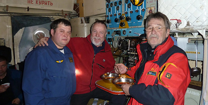 Los geht's, kurz vor dem Absprung aus 3000 Meter über dem Nordpol stärken sich Heiner Kubny und Werner Breiter nochmals.