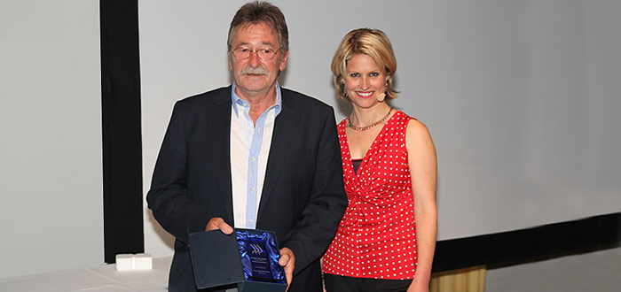 Wie im Vorjahr durfte Werner Breiter die Goldmedaille und den Sonderpreis für «Aussergewöhnliche Kamera» von Sabine Dahinden in Empfang nehmen.